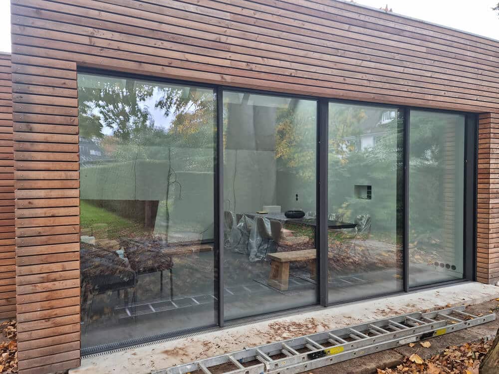 Moderne Glasschiebetüren für den Terrassenausgang