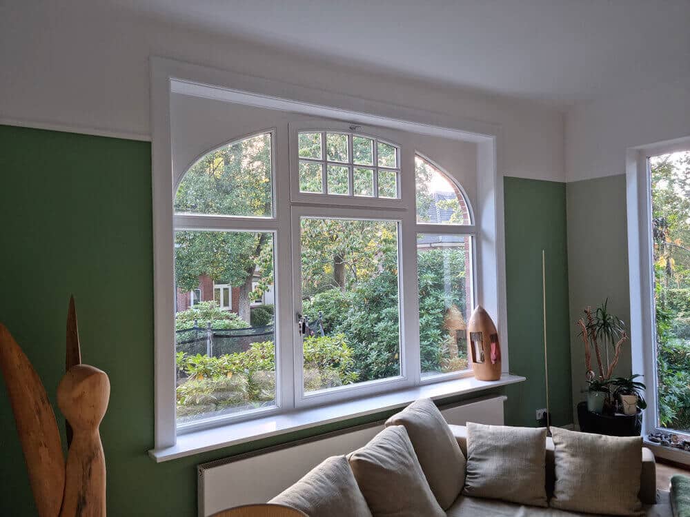 Wohnzimmer mit grüner Wand