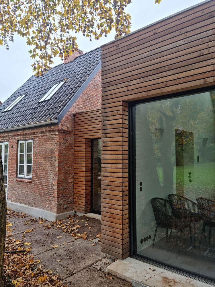 Haus mit Stein und Holz