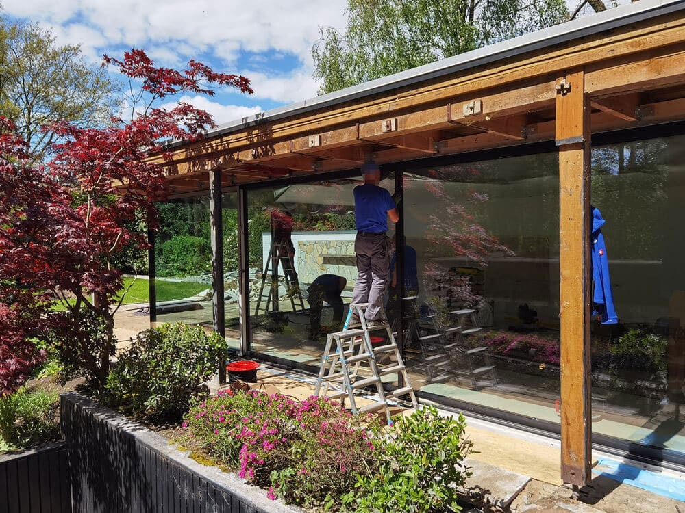 Fensterbauer montieren große Glaswände