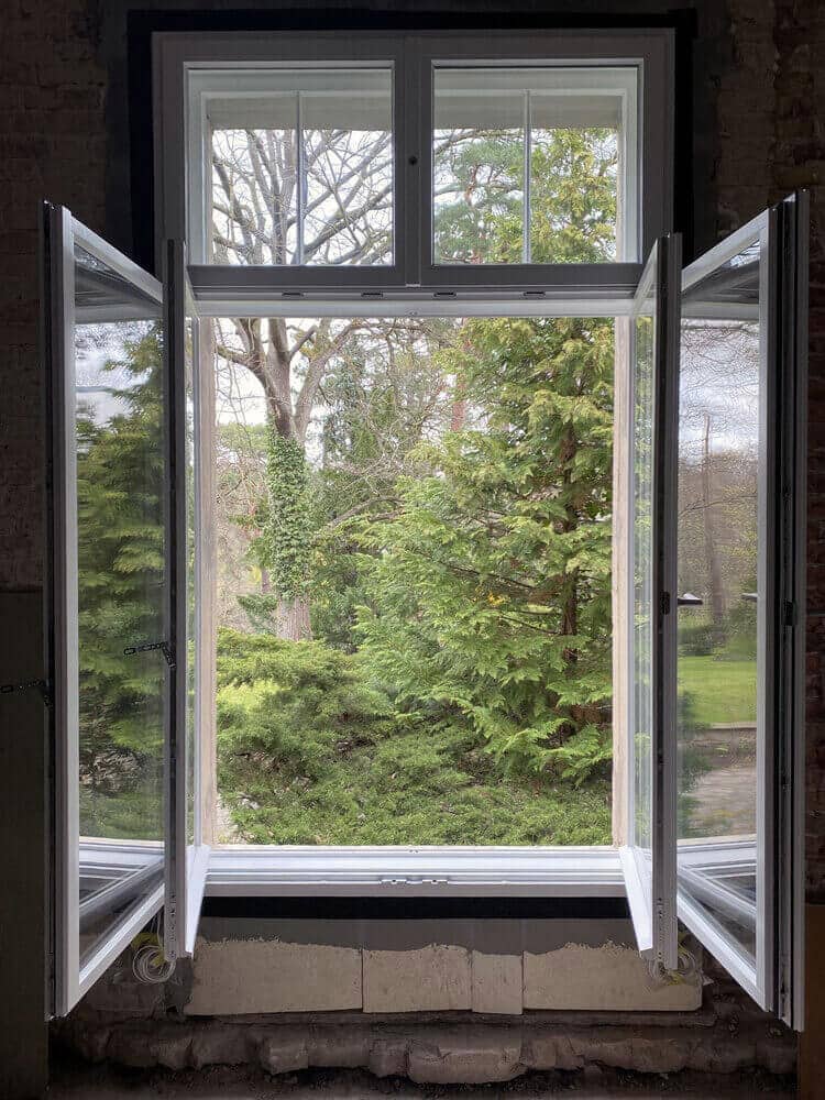Blick ins Grüne durchs Fenster