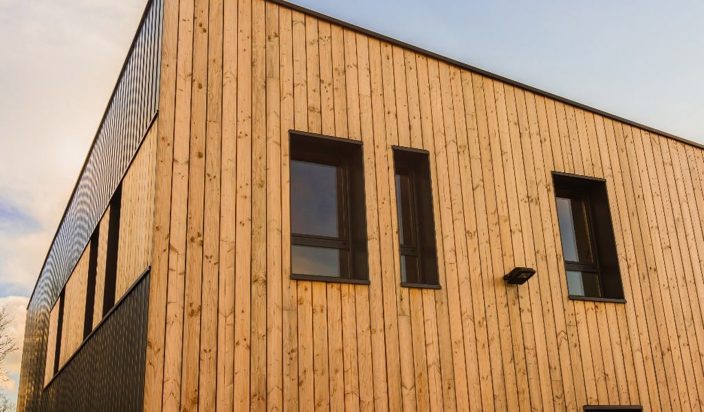 Moderne holzfassade am industriegebaeude buerogebaeude modern wooden facade on the industrial office building