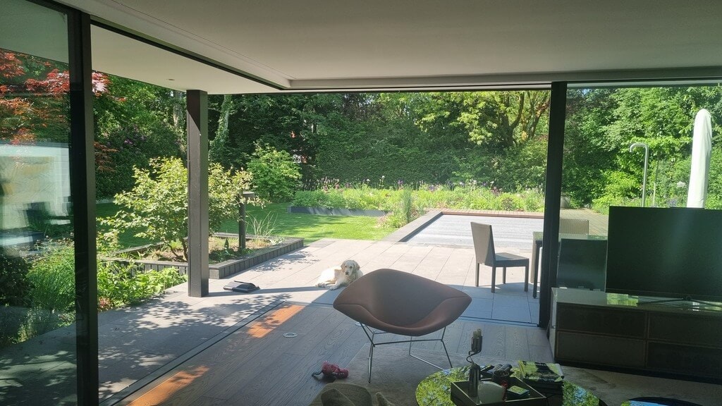 Große offene Fensterfront mit Blick in den Garten