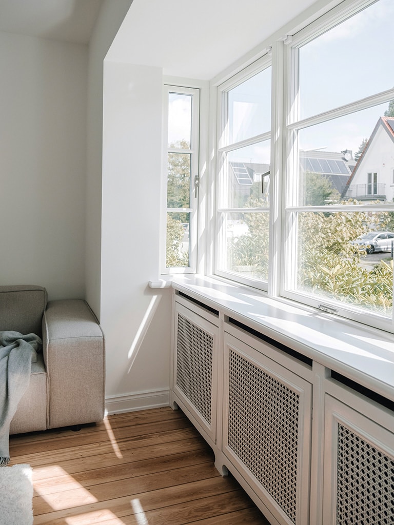 Moderne weiße Fenster mit Sprossen