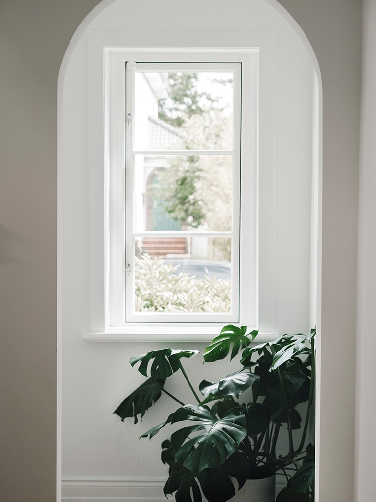Kleines dänisches Fenster mit Sprossenelementen