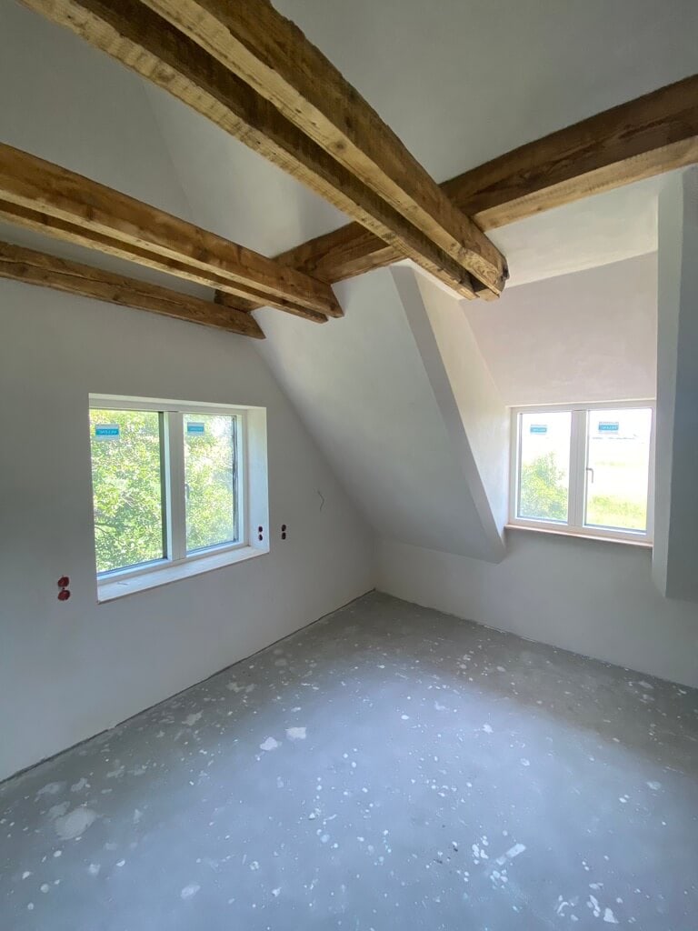 Wohnung mit Holzbalken und neuen weißen Fenstern