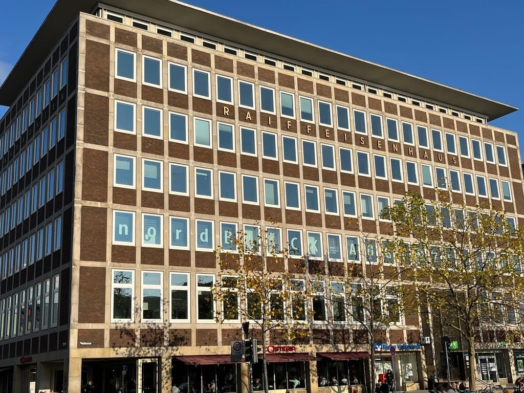 Großes Firmengebäude mit Fenstern von IKKUNA