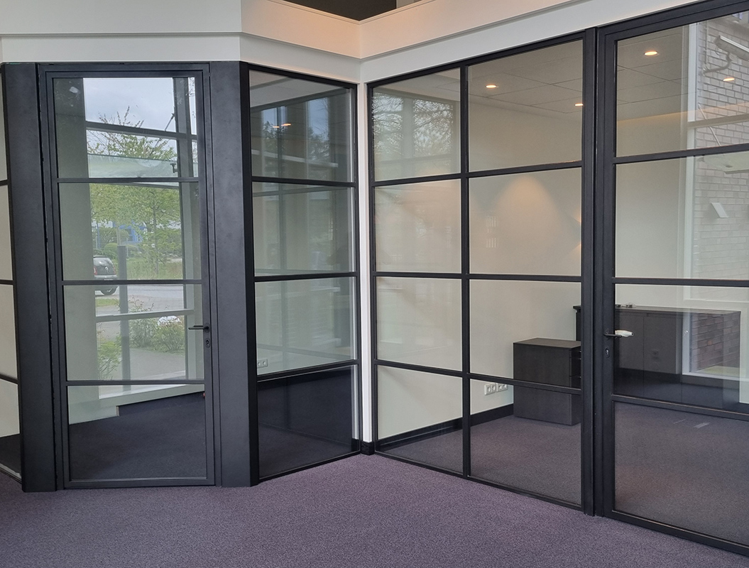 Moderne Glastüren und -wände in einem Büro mit grauem Teppich und Außensicht.