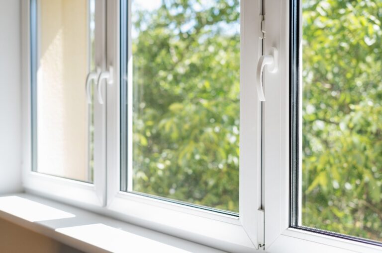 geschlossenes PVC-Fenster im Zimmer der Wohnung