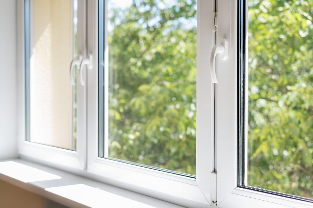 geschlossenes PVC-Fenster in einem Zimmer der Wohnung